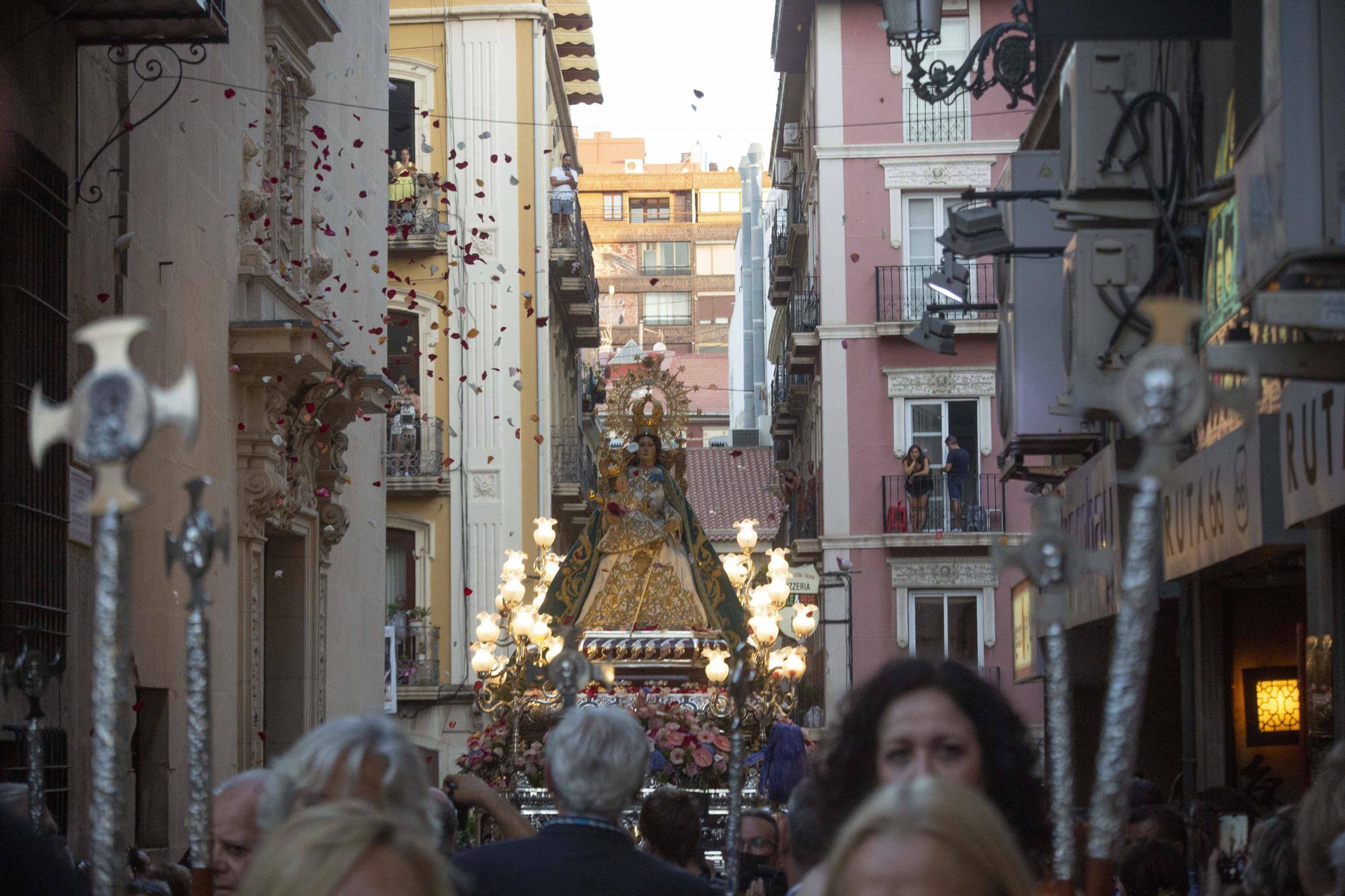 La Patrona de Alicante, la Virgen del Remedio, vuelve a recorrer las calles tras el parón de la pandemia