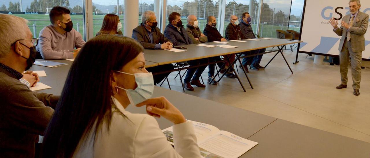 Carlos Mouriño y Nidia Arévalo, ayer en A Fouteza, con comuneros de Pereiras y corporativos.  // D. P.