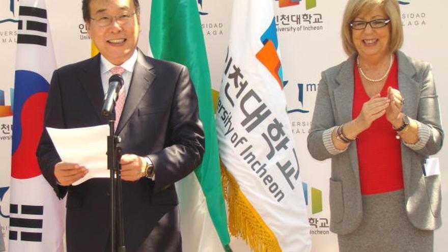 El vicepresidente de la Universidad de Incheon, Hun Chae, acompañado de la rectora de la Universidad de Málaga, Adelaida de la Calle, durante la inauguración en Málaga de la primera oficina de representación de una universidad coreana, concretamente de la de Incheon, y que está ubicada en el campus de Teatinos, en Málaga capital.