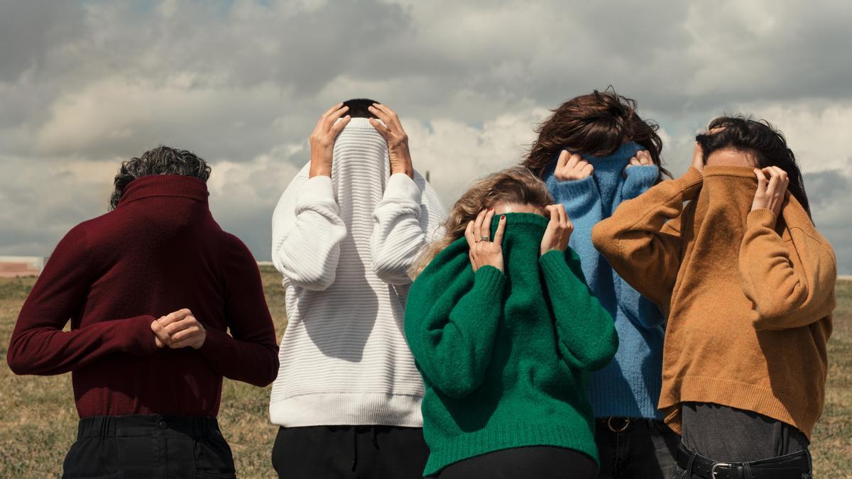 Els integrants d&#039;HOTEL Col·lectiu Escènic, en una imatge promocional de l&#039;espectacle &#039;Habitació 11: La Honte&#039;, sobre la vergonya. Dimecres 1 de desembre de 2021 (Horitzontal)