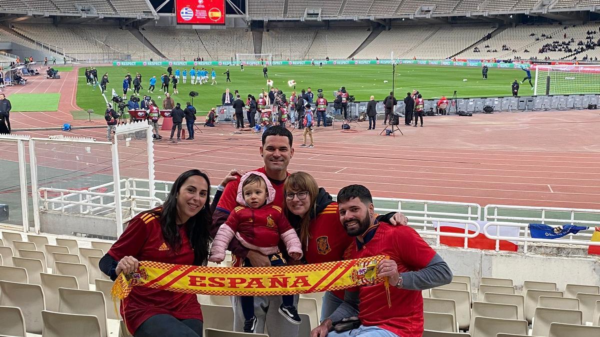 Aitana, en las gradas del Olímpico de Atenas, junto a sus padres y sus tíos