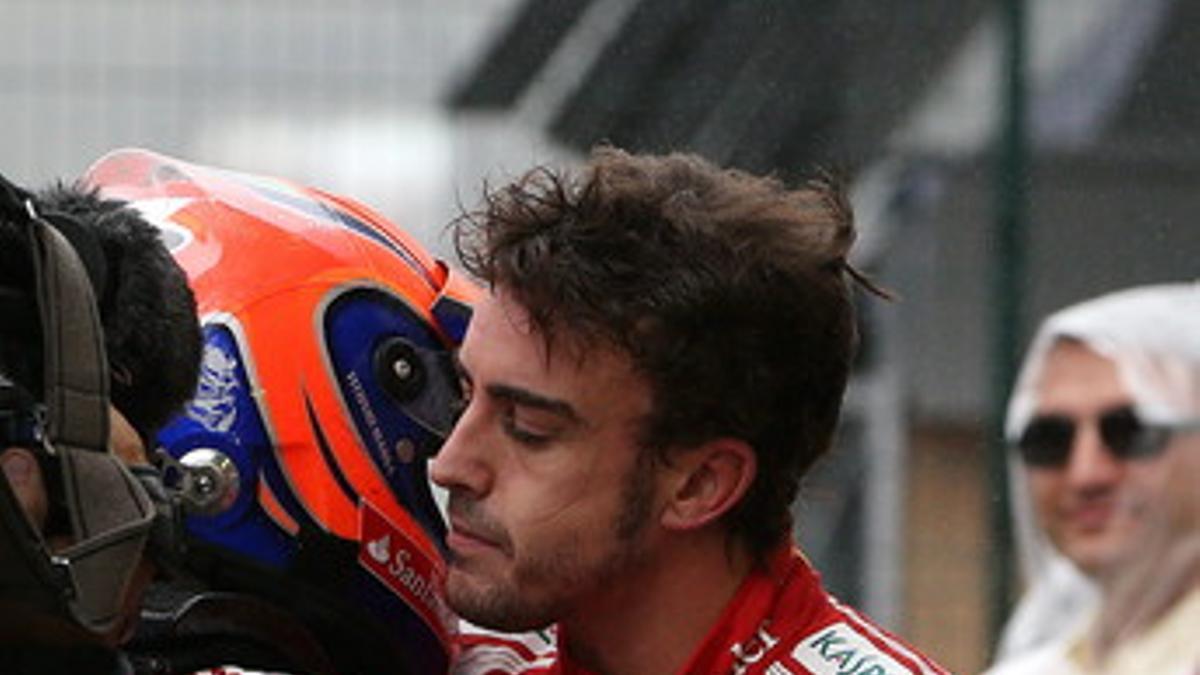 Fernando Alonso (d) abraza a su compañero Felipe Massa, tras consagrarse como subcampeón mundial de Fórmula Uno