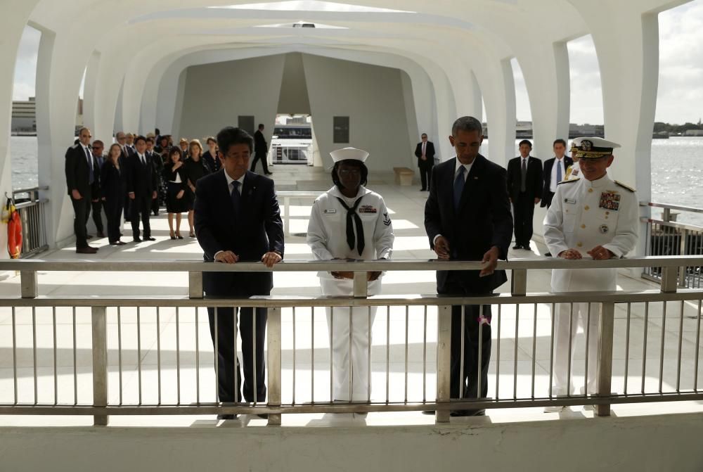 Obama y Shinzo Abe visitan Pearl Harbor