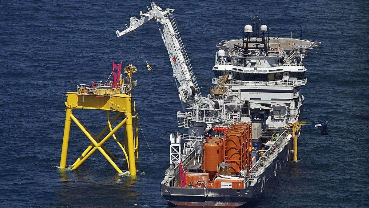 Instalación de una de las estructuras del parque eólico marino East Anglia One.