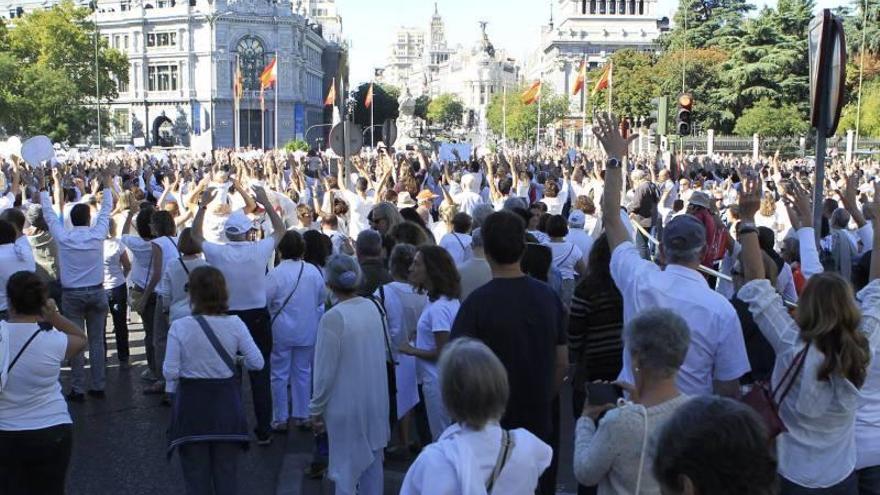 Miles de ciudadanos salen a la calle para pedir diálogo en Cataluña