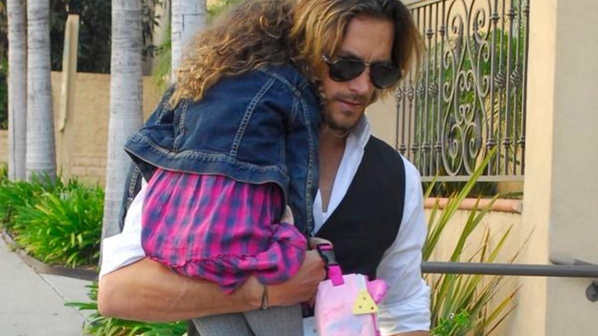 Gabriel Aubry reaparece con su hija pese a la denuncia