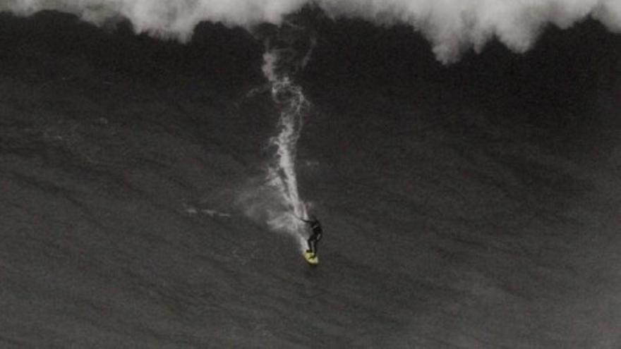 Rescatan in extremis a una surfista brasileña