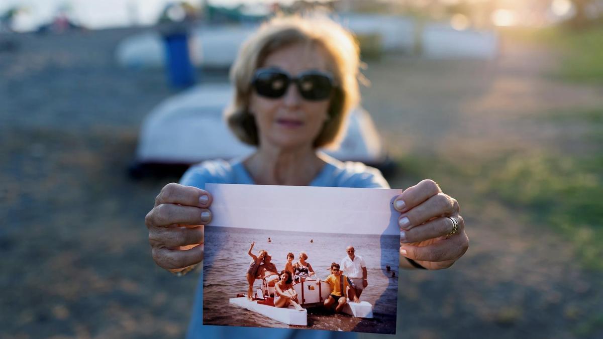 María del Carmen Parra sostiene una foto en la que se puede ver el hidropedal que hizo su padre en los años 80.