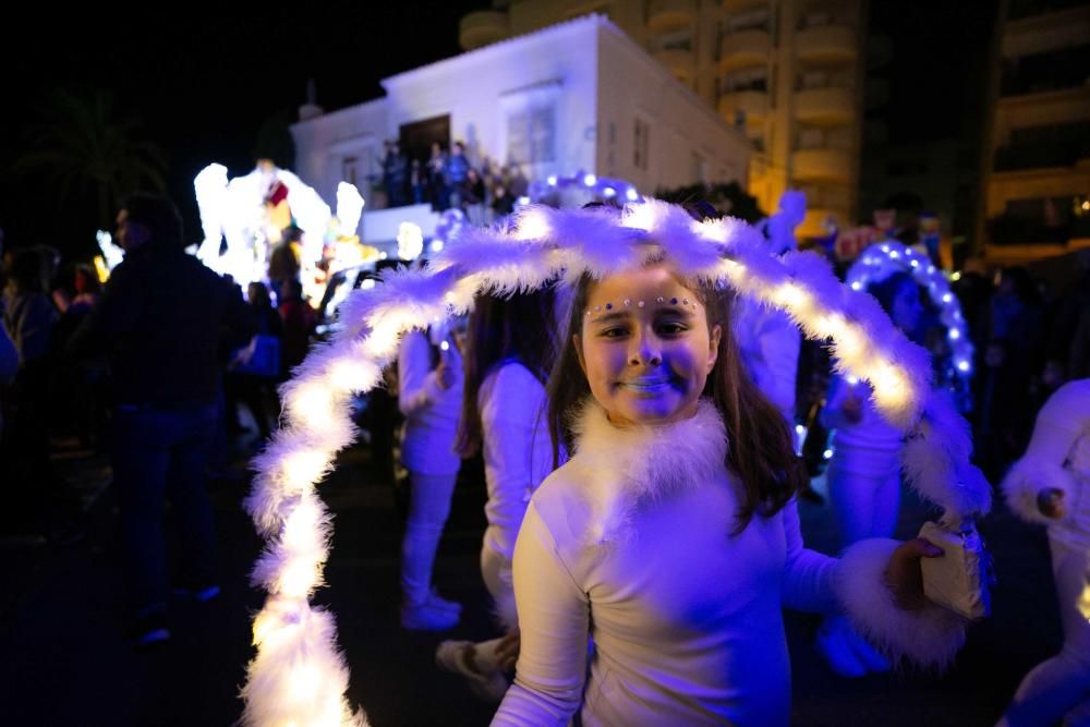 Los Reyes Magos, escoltados por pajes reales y bailarinas, reparten entre el público 800 kilos de caramelos y gominolas