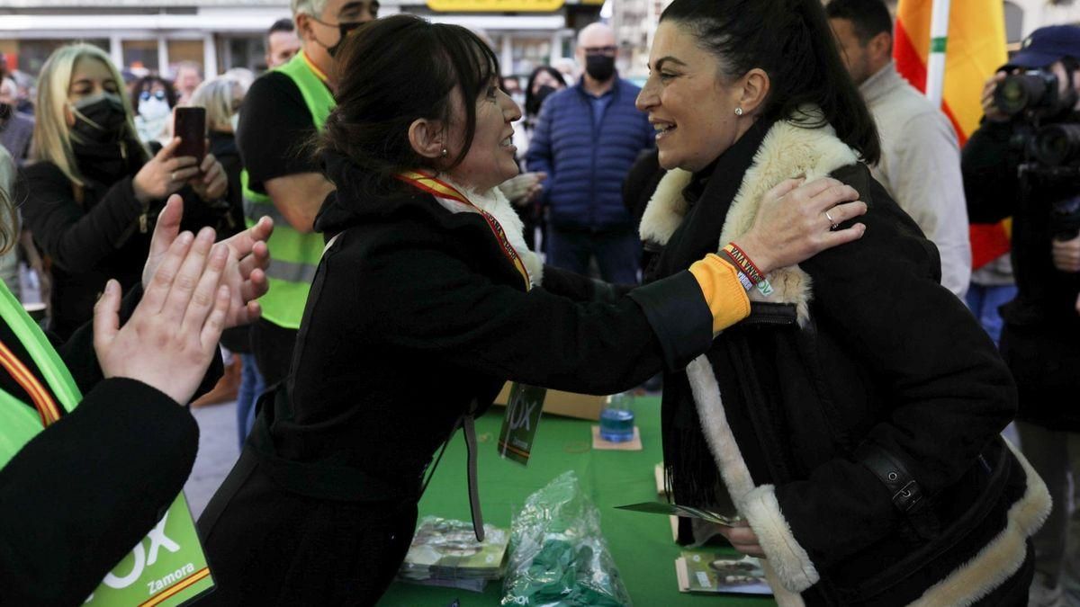 Macarena Olona saluda a una simpatizante de Vox poco antes del mitin de Zamora.
