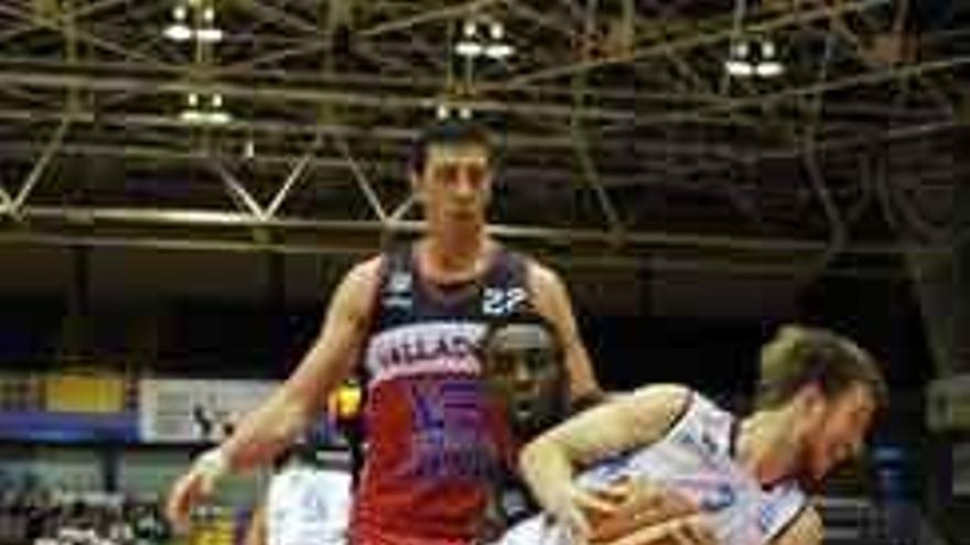 Perry, del Aquimisa Q.Z., con el balón, en el partido de Valladolid.