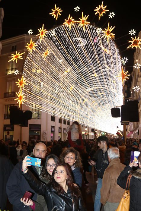 Un espectáculo de luz y sonido, actuaciones infantiles y un concierto de Siempre Así han dado la bienvenida a las fiestas en un Centro de Málaga que estrenaba luces en algunas calles.