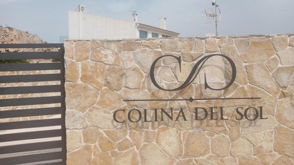 Entrada a Villa Luna, en el Cap Blanc de Cullera