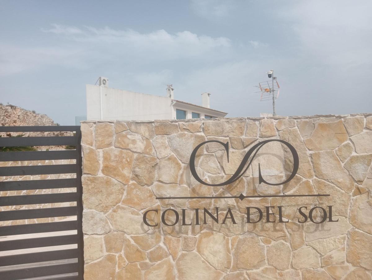 Entrada a Villa Luna, en el Cap Blanc de Cullera