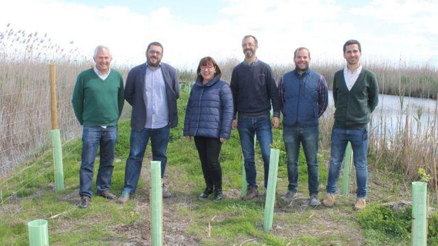 Los consellers de Medio Ambiente y turismo, con otras autoridades visitando la plantación.