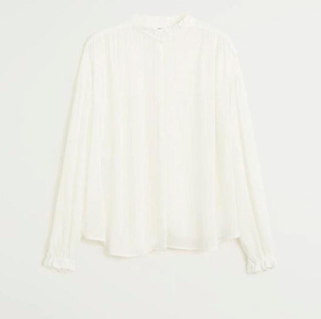 Camisa blanca semitransparente de Mango (precio: 19,99 euros)