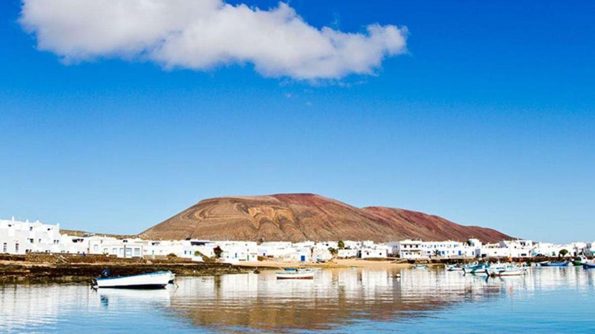 Foto de archivo del puerto de Caleta de Sebo de La Graciosa.