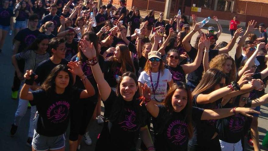 Alumnos del IES Tierra de Campos durante la marcha solidaria.