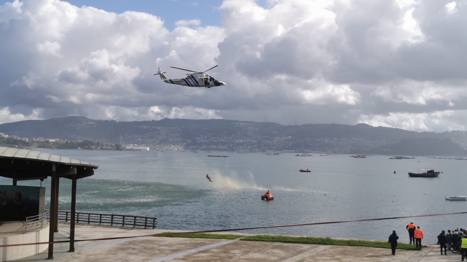 Escenas del simulacro de rescate frente a Moaña.