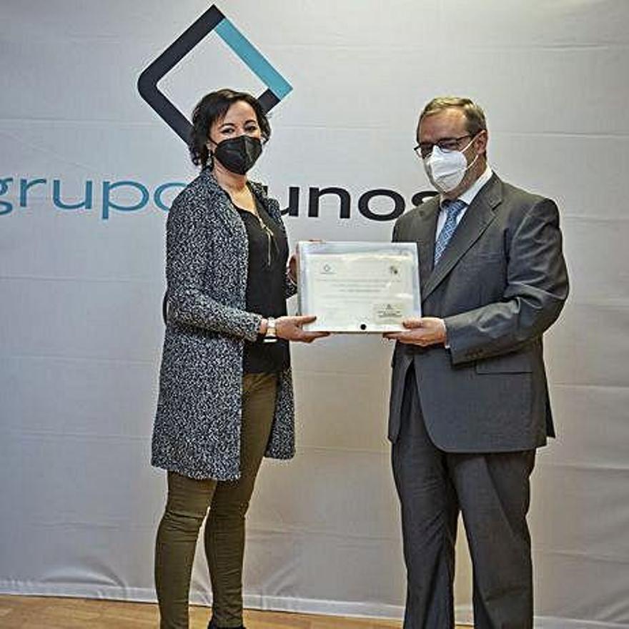 Rabanal entrega el premio a la antigüedad a Nuria Rouñada.  | Julián Rus