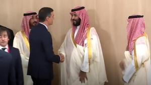 El presidente del Gobierno, Pedro Sánchez, y el príncipe heredero de Arabia Saudí, Mohamed Bin Salman, en la reunión del G20 en Osaka (Japón), en junio de 2019.