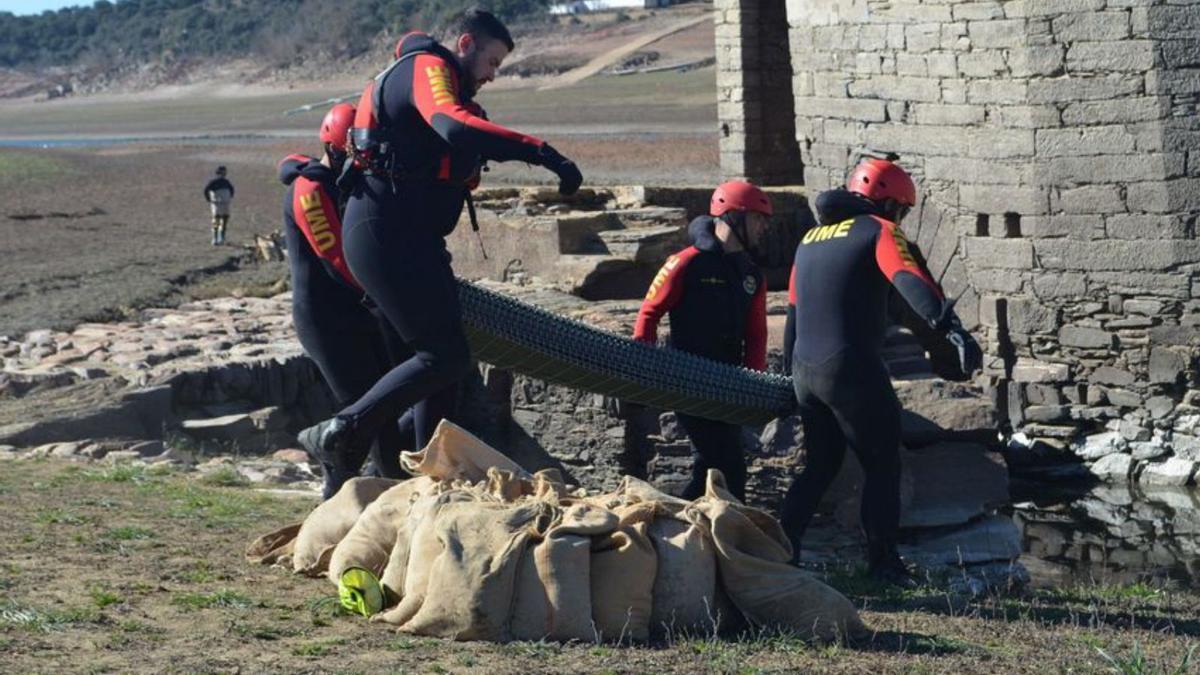 Efectivos de la UME, en Ricobayo. / E. P.