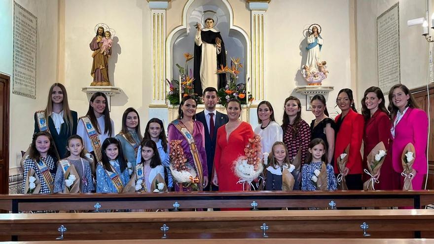 Marta Cubillas Villalba (en el centro, de rojo), será la reina de las fiestas patronales de Sant Vicent el próximo año.