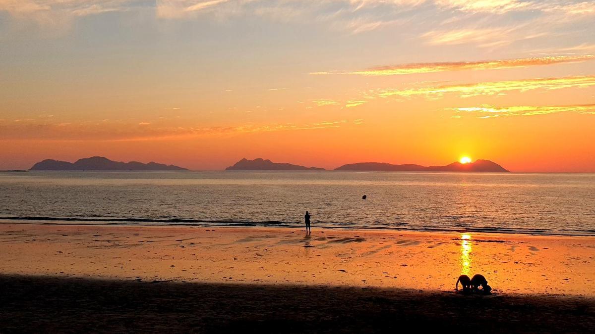Puesta del sol sobre las islas Cíes vista desde la playa de Samil.