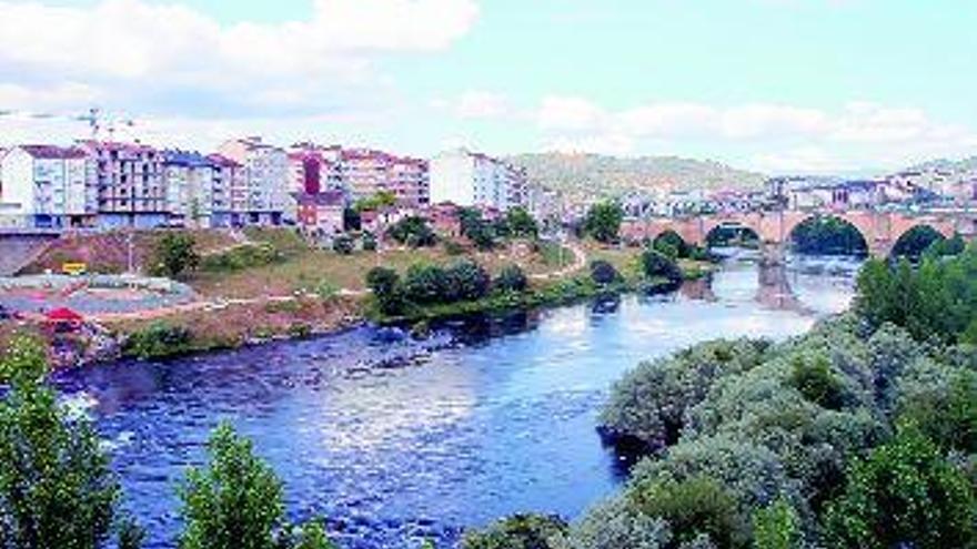 El rió Miño, a su paso por la ciudad, con la zona Norte, la de A Ponte, al fondo. / jesús regal