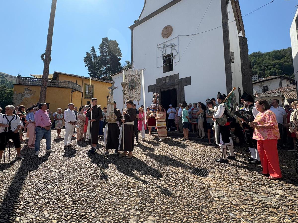 La pólvora acompañó a la primera procesión del Carmen en Cangas del Narcea