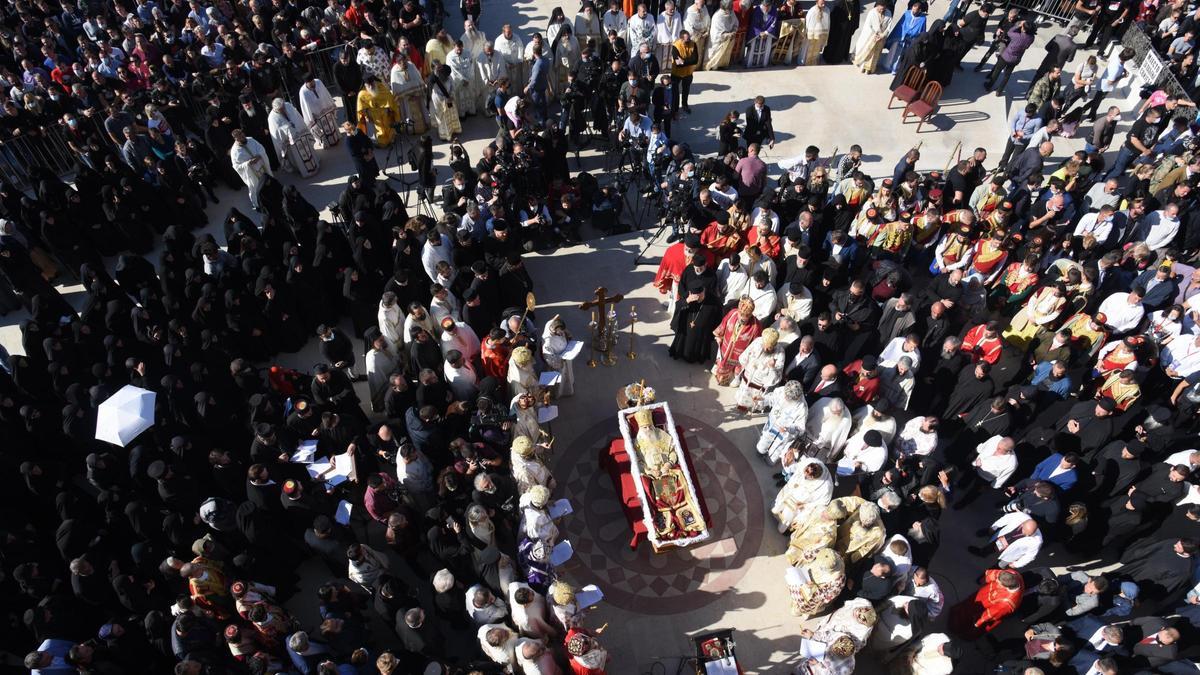 El arzobispo de Montenegro muere por coronavirus y miles de personas se despiden besando su cadáver