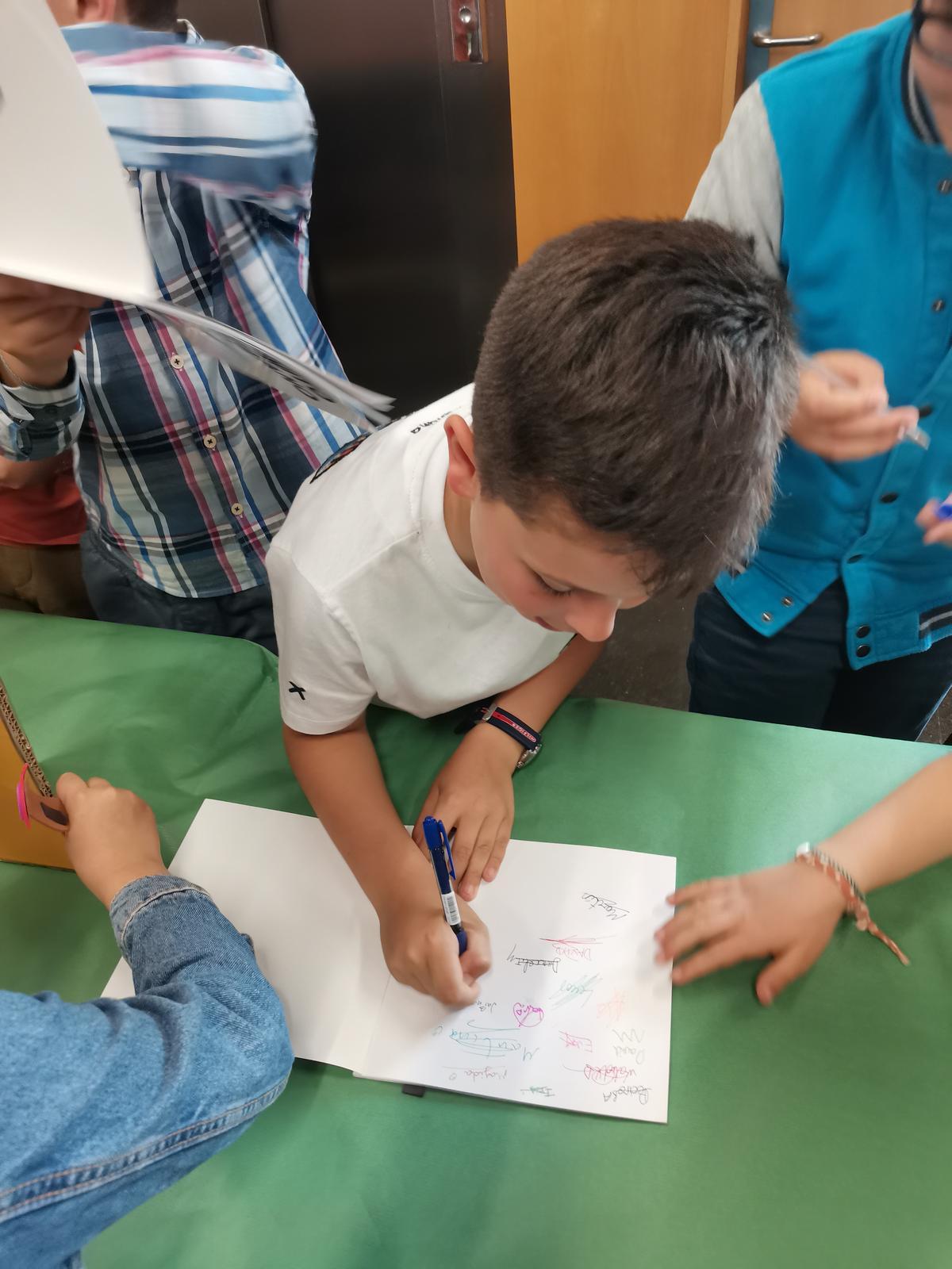 Los escolares autores del cuento durante la presentación.