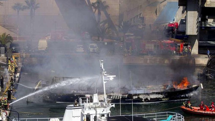 Dos incendios destrozan una decena de yates en el puerto catalán de Sant Adriá