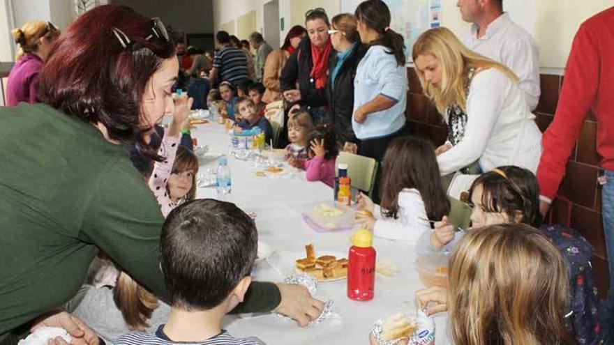 Almuerzo protesta para pedir un comedor para un colegio de Cáceres