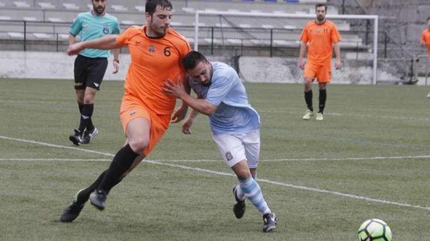 Dos futbolistas pugnan en el choque de ayer. // Santos Álvarez