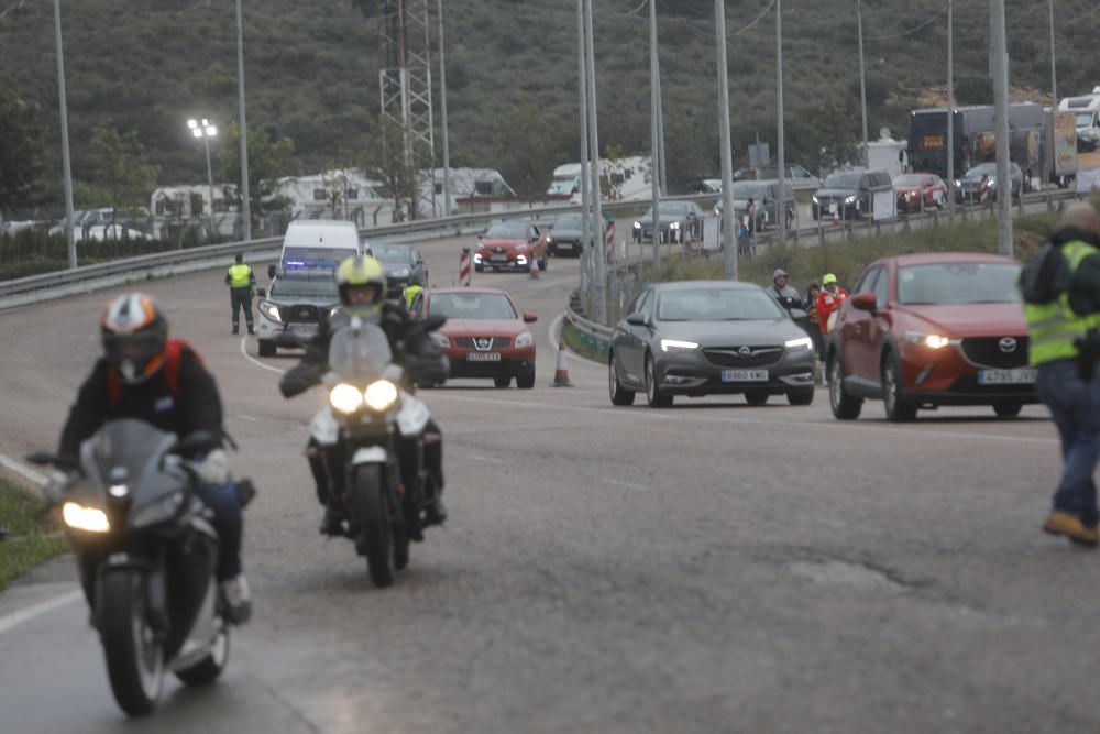 Más de 170.000 valientes desafían a la lluvia en Cheste