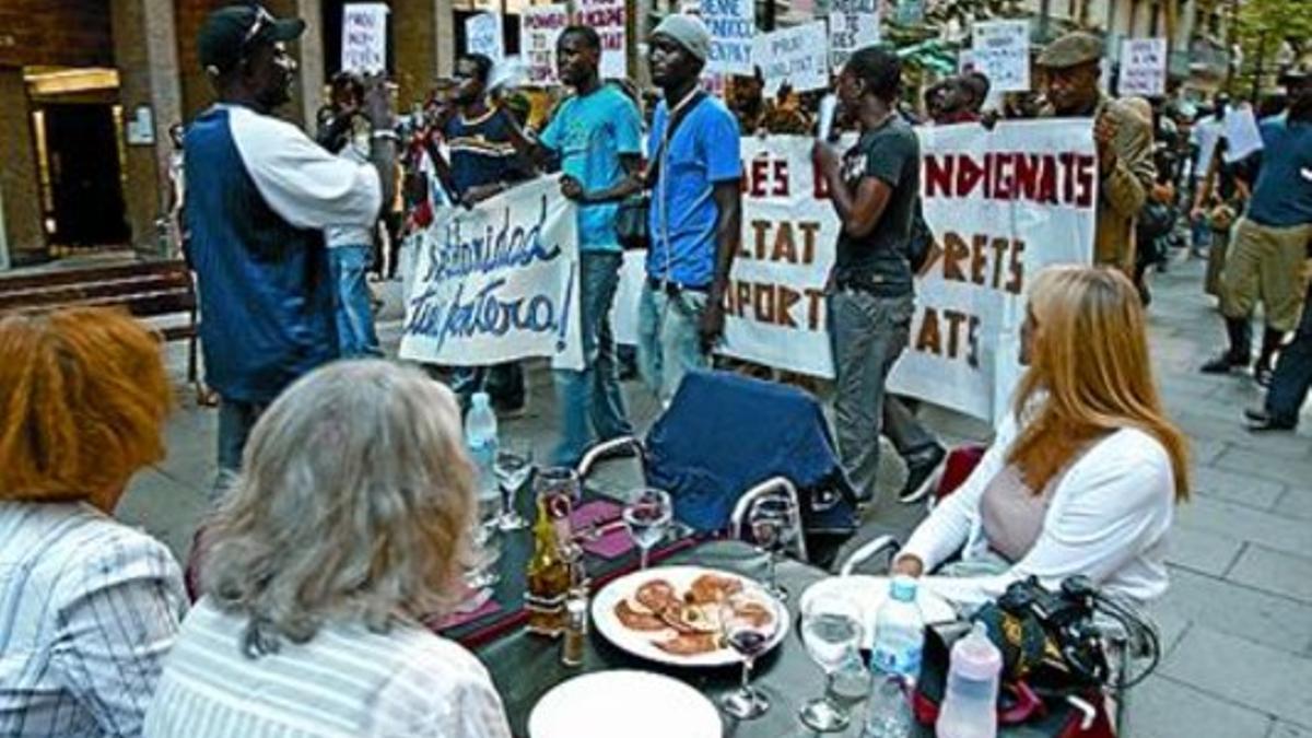 Participantes en la manifestación de anoche en el Poblenou.