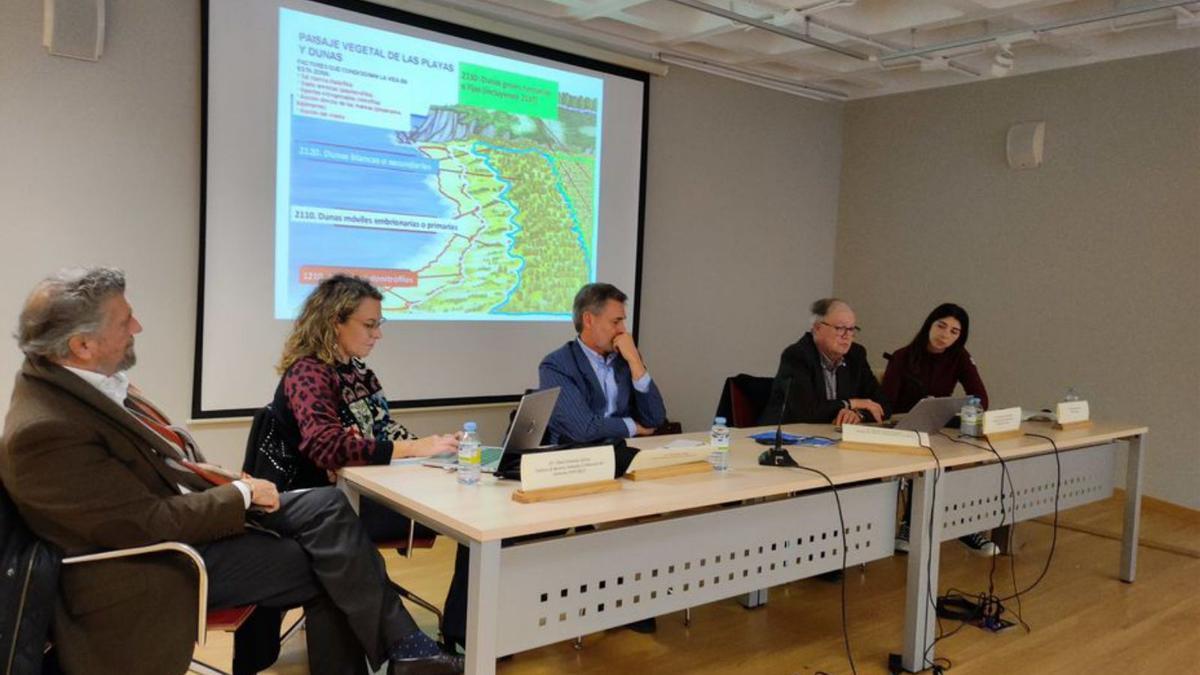 Por la izquierda, Ignacio García Palacios, Elena Fernández, Eloy Niño, Tomás Díaz y Covadonga Diego, durante la jornada. | T. C.