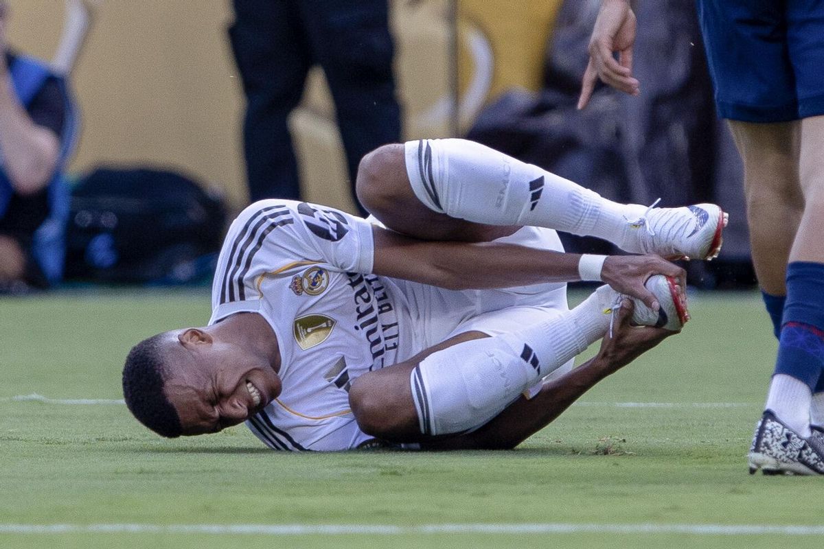 AME1734. NUEVA YORK (ESTADOS UNIDOS), 09/07/2025.- Kylian Mbappé del Real Madrid reacciona este miércoles, en un partido del Mundial de Clubes entre París Saint-Germain y Real Madrid en el estadio MetLife de Nueva York (Estados Unidos). EFE/Ángel Colmenares
