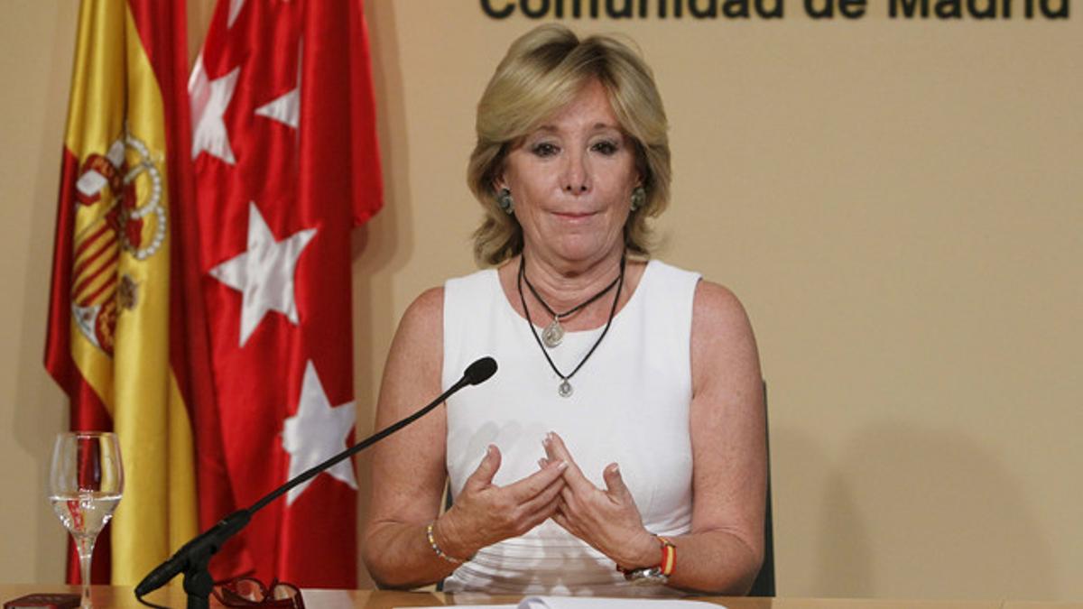 La presidenta de la Comunidad de Madrid, Esperanza Aguirre, durante la rueda de prensa en la que ha anunciado su dimisión, este lunes.