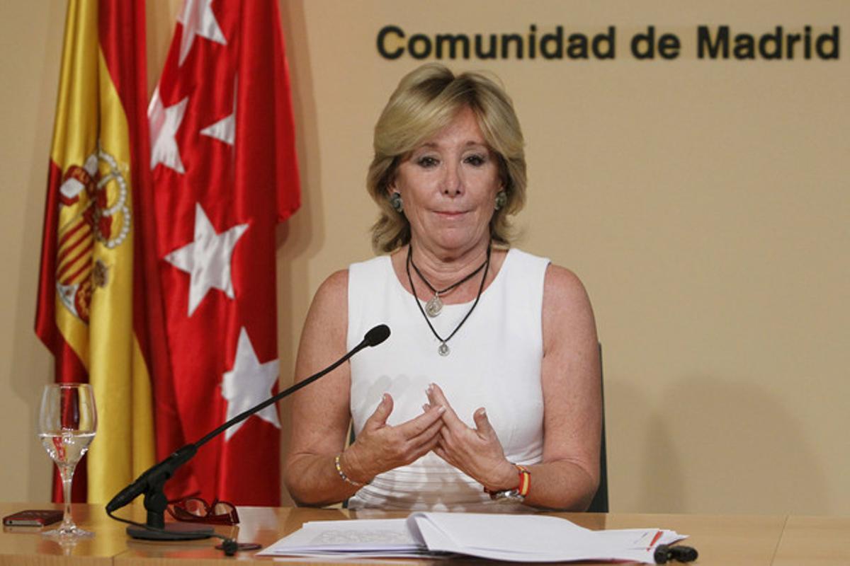 La presidenta de la Comunitat de Madrid, Esperanza Aguirre, durant la roda de premsa en què ha anunciat la seva dimissió, aquest dilluns. La presidenta de la Comunitat de Madrid, Esperanza Aguirre, durant la roda de premsa en què ha anunciat la seva dimissió, aquest dilluns.