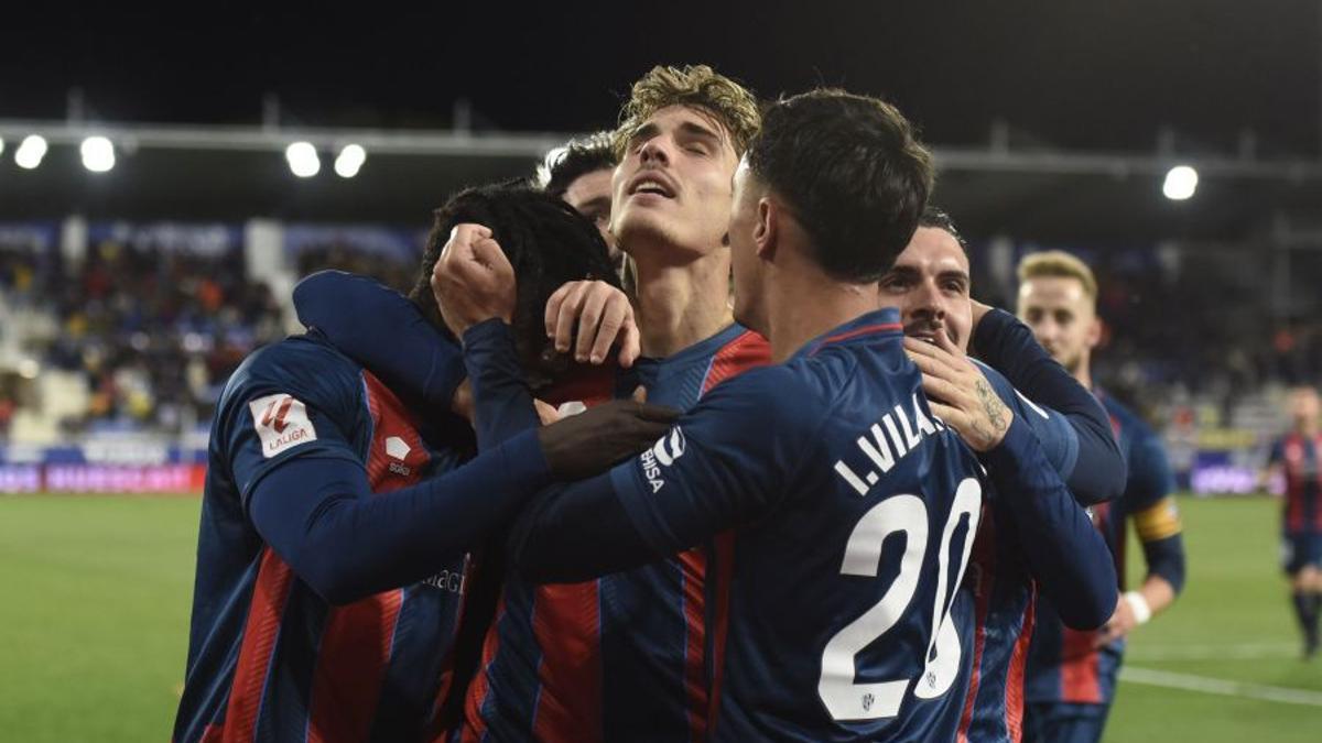 Hugo Vallejo celebra su gol con el resto de compañeros.