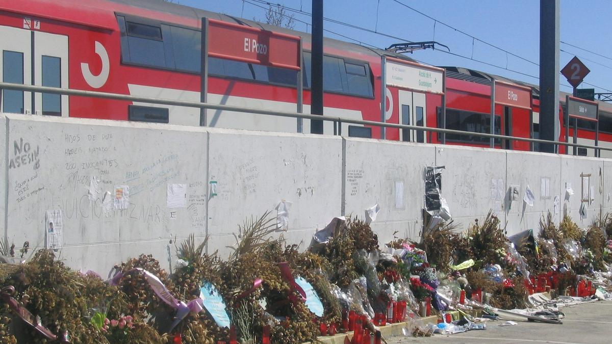 Memorial improvisado en la estación de El Pozo, Madrid. Wikimedia Commons