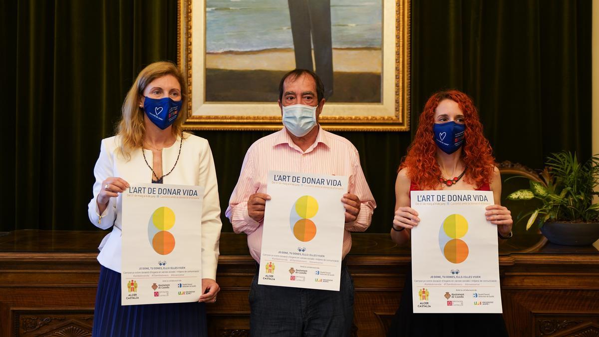 La alcaldesa de Castelló, Amparo Marco, junto a los representantes de ALCER Castalia.