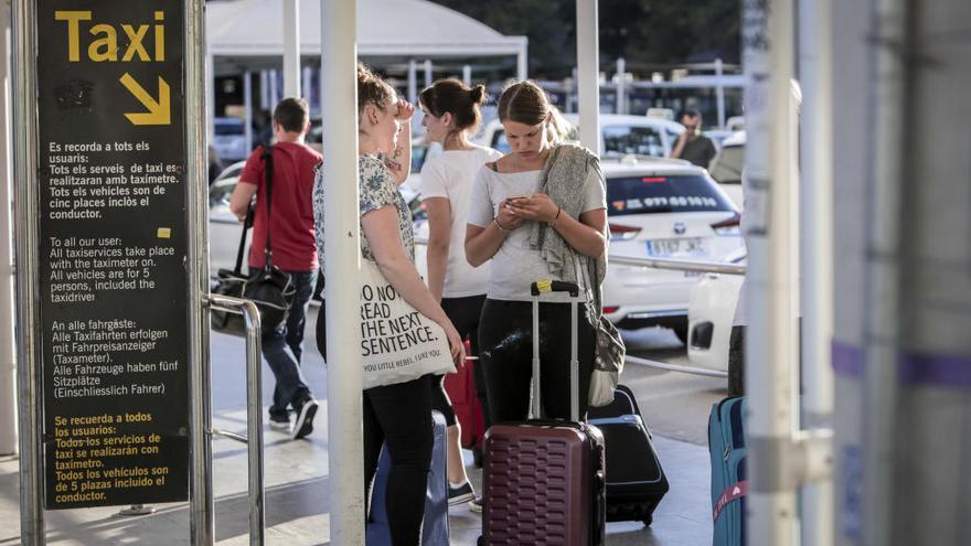 Coger un taxi en el aeropuerto tendrá una carrera mínima de hasta 18 euros.