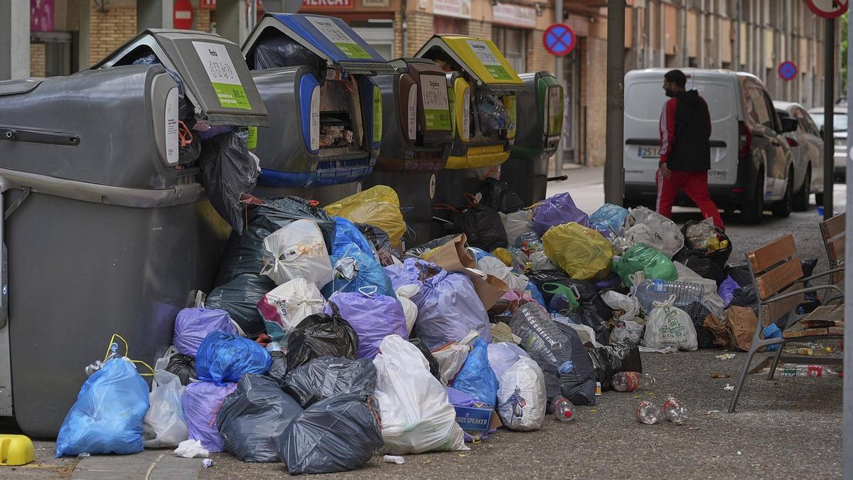 Vídeo | Contenidors desbordats a Sant Narcís i Santa Eugènia per la vaga de Girona+Neta