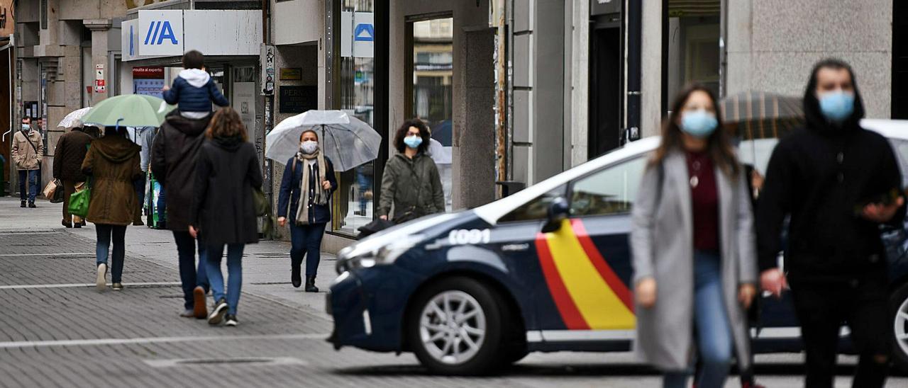 Una patrulla de la Policía Nacional en el centro de Pontevedra.