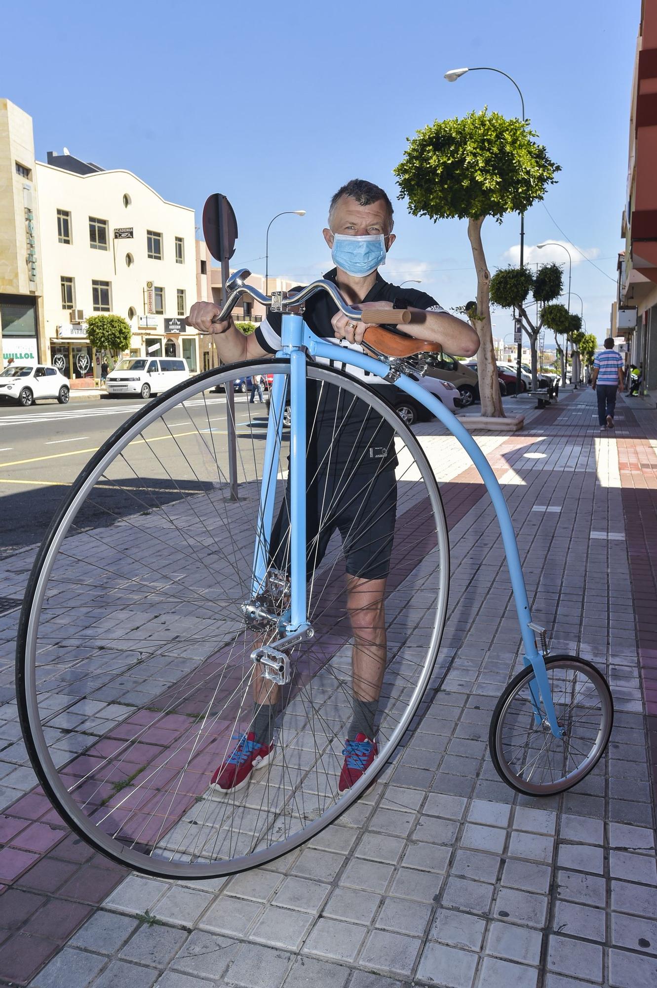 Pelle Kippel, turista sueco, con su biciclo