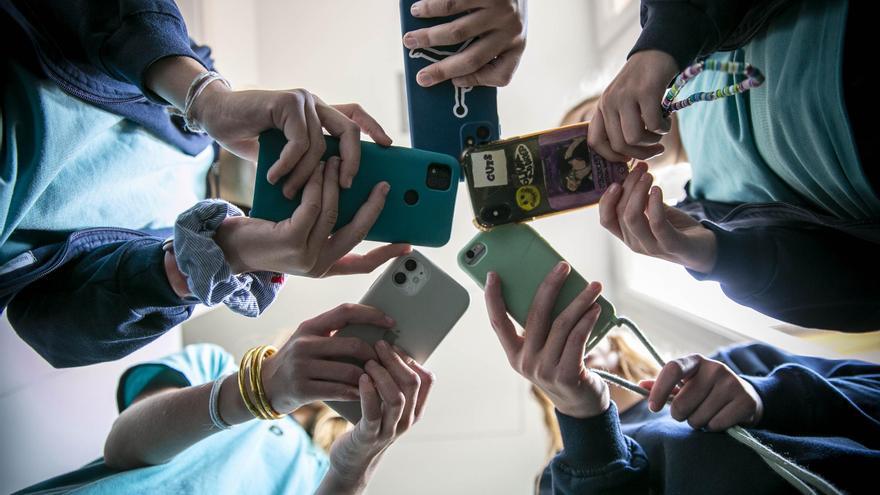 Un estudio demuestra que los estudiantes que tienen redes sociales desde la niñez consiguen peores notas y menor rendimiento académico