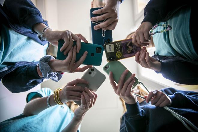 Un estudio demuestra que los estudiantes que tienen redes sociales desde la niñez consiguen peores notas y menor rendimiento académico